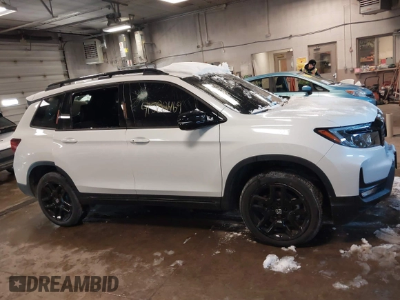 2025 Honda Passport Black Edition z VIN 5FNYF8H84SB003594, wystawiony jako IAAI lot #41582469 z przebiegiem Nie podano mil oraz . Historia ofert i sprzedaży dostępna na DreamBid. Obrazek 12.