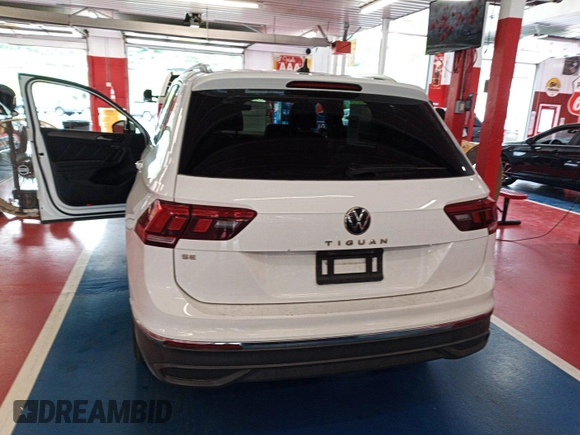 2024 Volkswagen Tiguan SE z VIN 3VV3B7AX0RM082514, wystawiony jako IAAI lot #42796136 z przebiegiem 27 247 mil mil oraz . Historia ofert i sprzedaży dostępna na DreamBid. Obrazek 25.