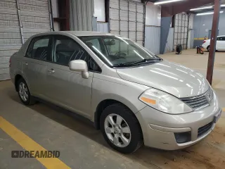 2009 Nissan Versa S z VIN 3N1BC11E69L406027, wystawiony jako Copart lot #50904135 z przebiegiem 163 718 mil mil oraz Szkoda całkowita • Salvage title. Historia ofert i sprzedaży dostępna na DreamBid. Obrazek 4.