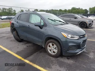 2022 Chevrolet Trax LT z VIN KL7CJLSM4NB564867, wystawiony jako IAAI lot #42459698 z przebiegiem 10 502 mil mil oraz . Historia ofert i sprzedaży dostępna na DreamBid. Obrazek 1.