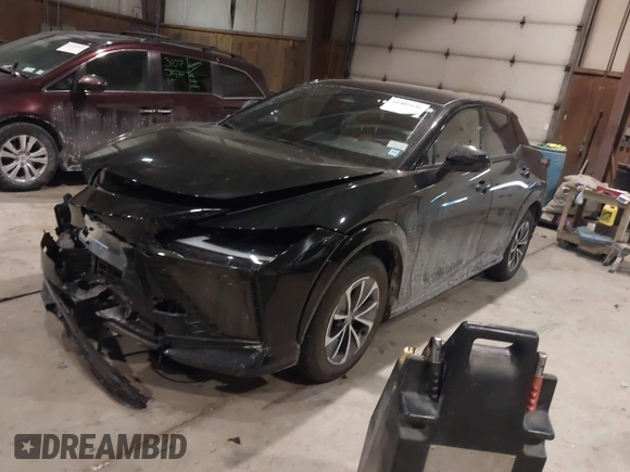 2024 Lexus RZ 300e Premium z VIN JTJABABB4RA001496, wystawiony jako IAAI lot #41402646 z przebiegiem 4 819 mil mil oraz . Historia ofert i sprzedaży dostępna na DreamBid. Obrazek 2.
