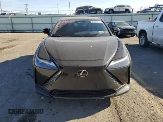 2024 Lexus RZ 300e Premium z VIN JTJABABBXRA001776, wystawiony jako Copart lot #76914814 z przebiegiem 1391 mil mil oraz Szkody całkowita. Historia ofert i sprzedaży dostępna na DreamBid. Obrazek 5.