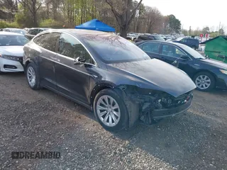 2017 Tesla Model X 90D z VIN 5YJXCDE2XHF054698, wystawiony jako IAAI lot #42104373 z przebiegiem 78 586 mil mil oraz . Historia ofert i sprzedaży dostępna na DreamBid. Obrazek 1.
