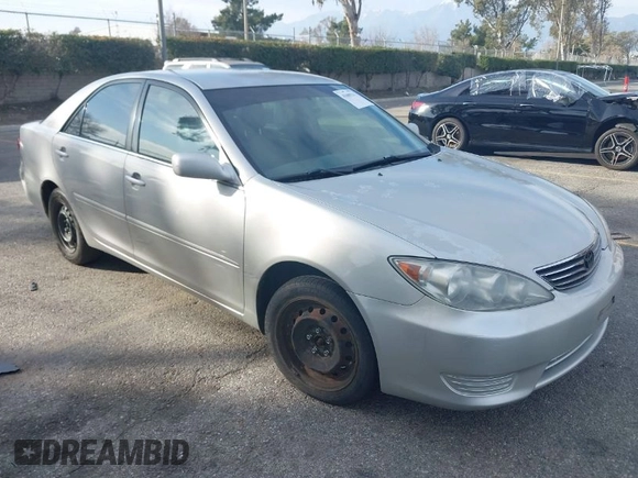 2005 Toyota Camry STD z VIN 4T1BE32K45U399095, wystawiony jako IAAI lot #41609211 z przebiegiem 244 705 mil mil oraz . Historia ofert i sprzedaży dostępna na DreamBid. Obrazek 1.