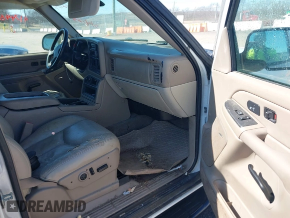 2004 Chevrolet Suburban LS with VIN 1GNEC16Z64J326207, listed as a IAAI auction lot 41744882 with 268,450 mi miles. Bid and sale history available at carsss.com. Image 5.