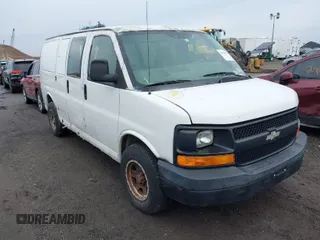 2005 Chevrolet City Express Cargo z VIN 1GNFG15X051113201, wystawiony jako IAAI lot #42032573 z przebiegiem 117 214 mil mil oraz . Historia ofert i sprzedaży dostępna na DreamBid. Obrazek 1.