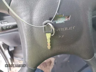 2000 Chevrolet Silverado 2500 z VIN 1GCGK29R4YF475472, wystawiony jako IAAI lot #42082060 z przebiegiem 192 899 mil mil oraz . Historia ofert i sprzedaży dostępna na DreamBid. Obrazek 11.