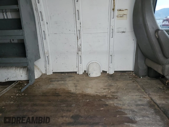 2012 Chevrolet Express Cargo z VIN 1GCWGFCAXC1177408, wystawiony jako Copart lot #64615955 z przebiegiem Nie podano mil oraz Czysty tytuł • Clean title. Historia ofert i sprzedaży dostępna na DreamBid. Obrazek 10.