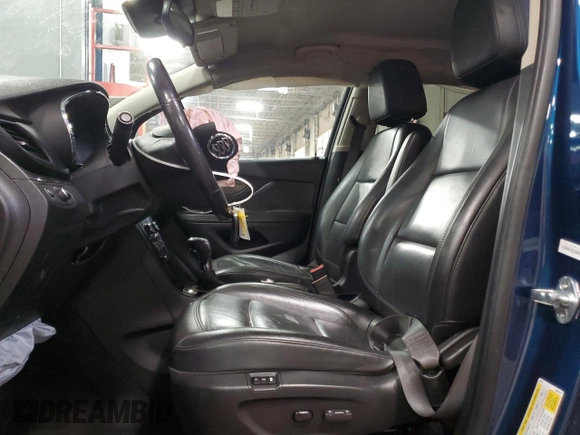 2020 Buick Encore Essence z VIN KL4CJGSB9LB033504, wystawiony jako Copart lot #43911325 z przebiegiem 62 471 mil mil oraz Szkody całkowita. Historia ofert i sprzedaży dostępna na DreamBid. Obrazek 7.