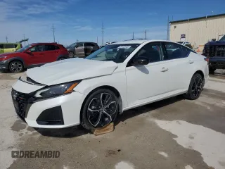 2023 Nissan Altima SR z VIN 1N4BL4CV9PN389352, wystawiony jako Copart lot #49102345 z przebiegiem 42 227 mil mil oraz Czysty tytuł • Clean title. Historia ofert i sprzedaży dostępna na DreamBid. Obrazek 1.