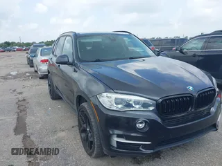 2015 BMW X5 xDrive35i z VIN 5UXKR0C5XF0P13551, wystawiony jako IAAI lot #42107014 z przebiegiem 74 417 mil mil oraz . Historia ofert i sprzedaży dostępna na DreamBid. Obrazek 1.
