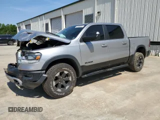 2020 Ram 1500 z VIN 1C6RRELT0LN303553, wystawiony jako Copart lot #53488355 z przebiegiem 110 673 mil mil oraz Szkoda całkowita • Salvage title. Historia ofert i sprzedaży dostępna na DreamBid. Obrazek 1.