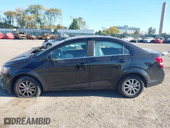 2018 Chevrolet Sonic LT z VIN 1G1JD5SB8J4121320, wystawiony jako IAAI lot #40604581 z przebiegiem 97 602 mil mil oraz . Historia ofert i sprzedaży dostępna na DreamBid. Obrazek 13.