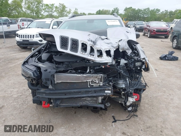 2020 Jeep Cherokee Trailhawk z VIN 1C4PJMBX0LD588251, wystawiony jako IAAI lot #42310054 z przebiegiem 47 780 mil mil oraz . Historia ofert i sprzedaży dostępna na DreamBid. Obrazek 6.