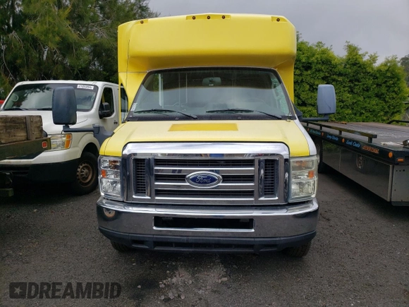 2019 Ford E-Series Commercial z VIN 1FDEE4F66KDC56080, wystawiony jako Copart lot #42263015 z przebiegiem Nie podano mil oraz Czysty tytuł • Clean title. Historia ofert i sprzedaży dostępna na DreamBid. Obrazek 5.