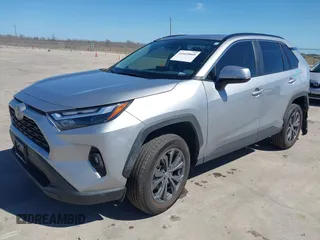 2023 Toyota RAV4 Hybrid XLE Premium z VIN 4T3B6RFV6PU139151, wystawiony jako IAAI lot #41665860 z przebiegiem 7 171 mil mil oraz . Historia ofert i sprzedaży dostępna na DreamBid. Obrazek 18.