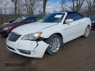 2013 Chrysler 200 Touring z VIN 1C3BCBEGXDN766008, wystawiony jako IAAI lot #41732853 z przebiegiem 139 724 mil mil oraz . Historia ofert i sprzedaży dostępna na DreamBid. Obrazek 6.