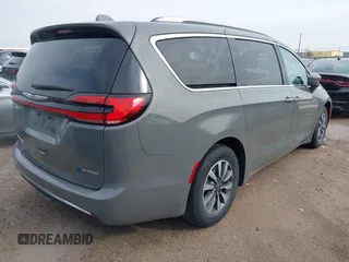 2021 Chrysler Pacifica Hybrid Touring L z VIN 2C4RC1L78MR596371, wystawiony jako IAAI lot #39993913 z przebiegiem 64 830 mil mil oraz . Historia ofert i sprzedaży dostępna na DreamBid. Obrazek 4.