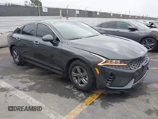 2024 Kia K5 LXS z VIN 5XXG14J29RG263294, wystawiony jako IAAI lot #42171477 z przebiegiem 6 805 mil mil oraz . Historia ofert i sprzedaży dostępna na DreamBid. Obrazek 1.