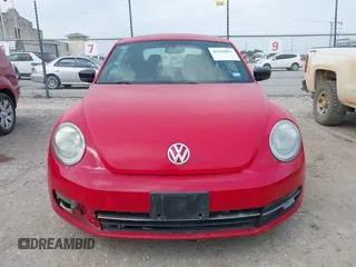2013 Volkswagen Beetle Entry z VIN 3VWFX7AT6DM603784, wystawiony jako IAAI lot #42310851 z przebiegiem 96 277 mil mil oraz . Historia ofert i sprzedaży dostępna na DreamBid. Obrazek 12.
