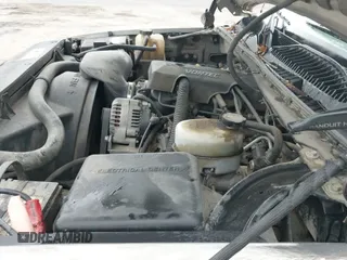 2000 Chevrolet Silverado 2500 LS z VIN 1GCGK29U9YE129993, wystawiony jako IAAI lot #42809396 z przebiegiem 219 569 mil mil oraz . Historia ofert i sprzedaży dostępna na DreamBid. Obrazek 18.