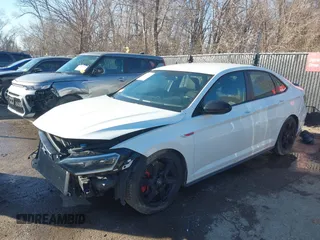 2019 Volkswagen Jetta GLI S z VIN 3VW6T7BU7KM236894, wystawiony jako IAAI lot #41499098 z przebiegiem 107 795 mil mil oraz . Historia ofert i sprzedaży dostępna na DreamBid. Obrazek 18.