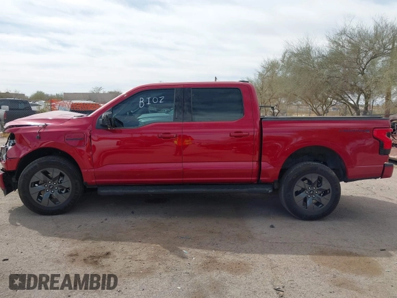 2023 Ford F-150 Lightning Pro z VIN 1FTVW1EL8PWG55060, wystawiony jako IAAI lot #41701864 z przebiegiem Nie podano mil oraz . Historia ofert i sprzedaży dostępna na DreamBid. Obrazek 14.