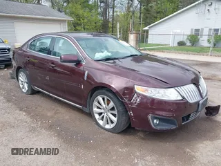 2009 Lincoln MKS z VIN 1LNHM93R09G612169, wystawiony jako IAAI lot #42126437 z przebiegiem 158 393 mil mil oraz . Historia ofert i sprzedaży dostępna na DreamBid. Obrazek 1.