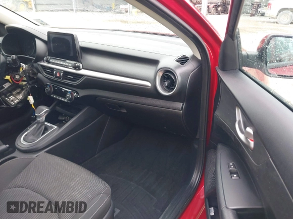 2019 Kia Forte LXS z VIN 3KPF24AD6KE084266, wystawiony jako IAAI lot #41566565 z przebiegiem 70 512 mil mil oraz . Historia ofert i sprzedaży dostępna na DreamBid. Obrazek 5.