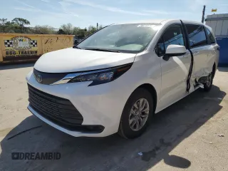 2025 Toyota Sienna LE z VIN 5TDKRKEC6SS225441, wystawiony jako Copart lot #47383365 z przebiegiem 3 977 mil mil oraz Czysty tytuł • Clean title. Historia ofert i sprzedaży dostępna na DreamBid. Obrazek 1.