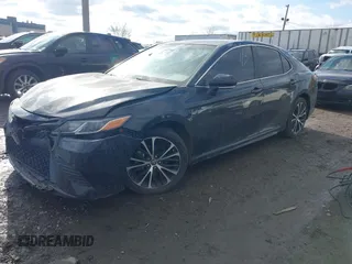 2018 Toyota Camry LE z VIN 4T1B11HK5JU649736, wystawiony jako IAAI lot #41536240 z przebiegiem 20 330 mil mil oraz . Historia ofert i sprzedaży dostępna na DreamBid. Obrazek 2.
