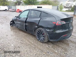 2023 Tesla Model Y Performance z VIN 7SAYGDEF0PF715703, wystawiony jako IAAI lot #41869780 z przebiegiem 32 220 mil mil oraz . Historia ofert i sprzedaży dostępna na DreamBid. Obrazek 3.