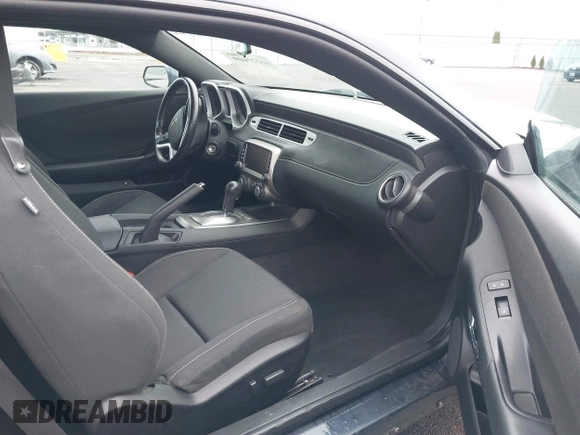 2014 Chevrolet Camaro LT z VIN 2G1FB1E3XE9265155, wystawiony jako IAAI lot #41227609 z przebiegiem 104 786 mil mil oraz . Historia ofert i sprzedaży dostępna na DreamBid. Obrazek 5.