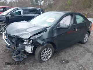 2018 Chevrolet Sonic LT z VIN 1G1JD5SG9J4123931, wystawiony jako IAAI lot #42066158 z przebiegiem 94 959 mil mil oraz . Historia ofert i sprzedaży dostępna na DreamBid. Obrazek 2.