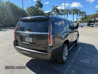 2020 Cadillac Escalade Luxury z VIN 1GYS3BKJ8LR154516, wystawiony jako Copart lot #59628455 z przebiegiem 72 098 mil mil oraz Czysty tytuł • Clean title. Historia ofert i sprzedaży dostępna na DreamBid. Obrazek 4.