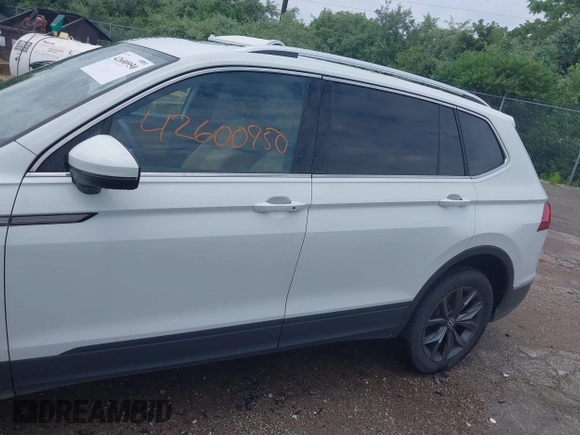 2022 Volkswagen Tiguan SE z VIN 3VV2B7AX0NM079702, wystawiony jako IAAI lot #42600950 z przebiegiem 91 826 mil mil oraz . Historia ofert i sprzedaży dostępna na DreamBid. Obrazek 14.