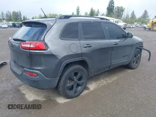 2018 Jeep Cherokee Latitude z VIN 1C4PJMCBXJD601328, wystawiony jako IAAI lot #42303389 z przebiegiem 98 288 mil mil oraz . Historia ofert i sprzedaży dostępna na DreamBid. Obrazek 4.