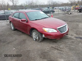 2014 Chrysler 200 LX z VIN 1C3CCBAB8EN175983, wystawiony jako IAAI lot #41962071 z przebiegiem 138 603 mil mil oraz . Historia ofert i sprzedaży dostępna na DreamBid. Obrazek 1.
