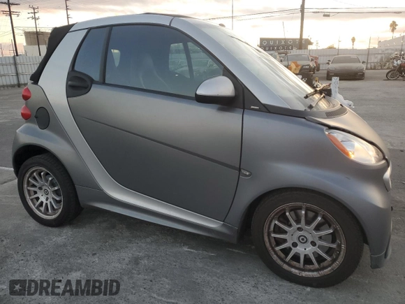 2013 Smart fortwo Passion z VIN WMEEK3BA4DK644622, wystawiony jako Copart lot #84966644 z przebiegiem 78 657 mil mil oraz Szkoda całkowita • Salvage title. Historia ofert i sprzedaży dostępna na DreamBid. Obrazek 4.