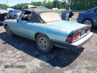 1983 Alfa Romeo Spider Veloce z VIN ZARBA5411D1016042, wystawiony jako IAAI lot #42214912 z przebiegiem 51 581 mil mil oraz . Historia ofert i sprzedaży dostępna na DreamBid. Obrazek 3.