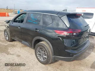 2024 Nissan Rogue S z VIN 5N1BT3AA7RC728592, wystawiony jako IAAI lot #42117877 z przebiegiem 25 299 mil mil oraz . Historia ofert i sprzedaży dostępna na DreamBid. Obrazek 3.