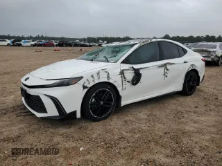 2025 Toyota Camry LE z VIN 4T1DAACK7SU540518, wystawiony jako Copart lot #55865235 z przebiegiem 13 124 mil mil oraz Szkoda całkowita • Salvage title. Historia ofert i sprzedaży dostępna na DreamBid. Obrazek 1.