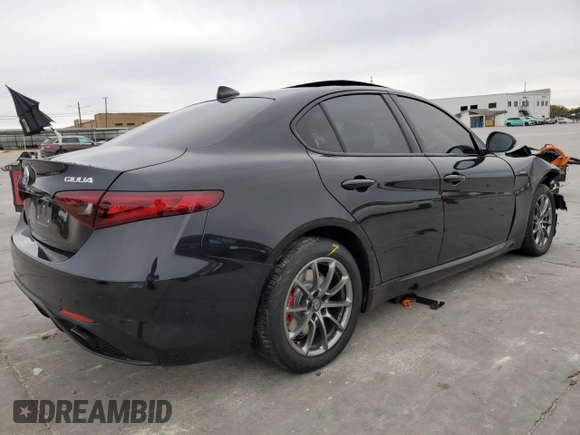 2023 Alfa Romeo Giulia Veloce z VIN ZARFAMBN7P7669364, wystawiony jako Copart lot #84547514 z przebiegiem Nie podano mil oraz Szkody całkowita. Historia ofert i sprzedaży dostępna na DreamBid. Obrazek 3.