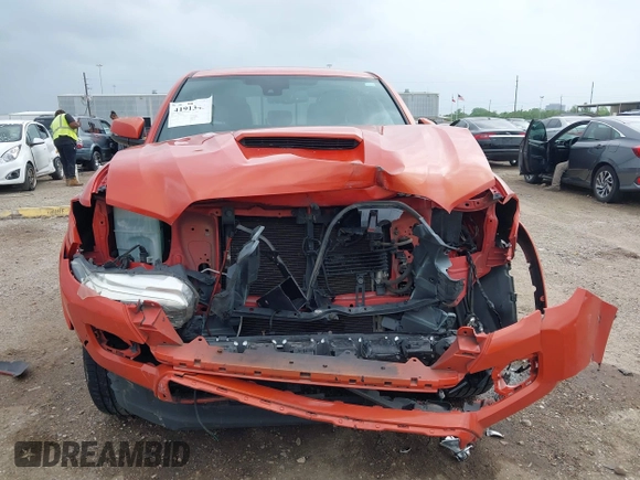 2018 Toyota Tacoma SR5 z VIN 3TMAZ5CN2JM076140, wystawiony jako IAAI lot #41913486 z przebiegiem 142 212 mil mil oraz . Historia ofert i sprzedaży dostępna na DreamBid. Obrazek 13.