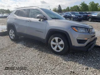 2019 Jeep Compass Latitude z VIN 3C4NJDBB4KT641523, wystawiony jako Copart lot #56635905 z przebiegiem Nie podano mil oraz Szkoda całkowita • Salvage title. Historia ofert i sprzedaży dostępna na DreamBid. Obrazek 4.