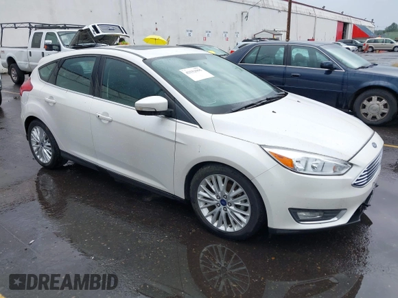 2015 Ford Focus Titanium z VIN 1FADP3N28FL262273, wystawiony jako IAAI lot #42552995 z przebiegiem 60 504 mil mil oraz . Historia ofert i sprzedaży dostępna na DreamBid. Obrazek 1.