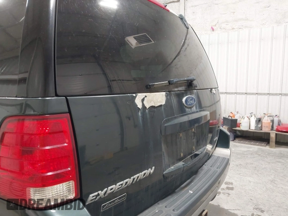 2004 Ford Expedition Eddie Bauer z VIN 1FMFU18L74LA59193, wystawiony jako IAAI lot #42415007 z przebiegiem 245 703 mil mil oraz . Historia ofert i sprzedaży dostępna na DreamBid. Obrazek 6.