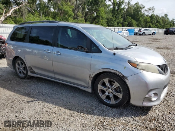 2013 Toyota Sienna SE с VIN 5TDXK3DC2DS383702, выставлен на аукционе Copart как лот 57618165 с пробегом 209 773 миль миль и Списание • Salvage title. История ставок и продаж доступна на DreamBid. Изображение 4.