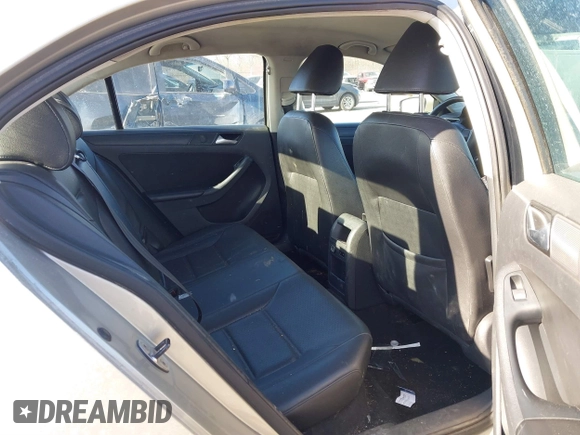 2014 Volkswagen Jetta SE z VIN 3VWD17AJ7EM316320, wystawiony jako IAAI lot #41464760 z przebiegiem 176 498 mil mil oraz . Historia ofert i sprzedaży dostępna na DreamBid. Obrazek 8.