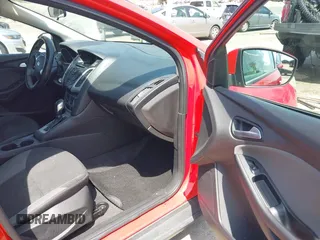 2014 Ford Focus SE z VIN 1FADP3K24EL119243, wystawiony jako IAAI lot #42121759 z przebiegiem 123 887 mil mil oraz . Historia ofert i sprzedaży dostępna na DreamBid. Obrazek 5.